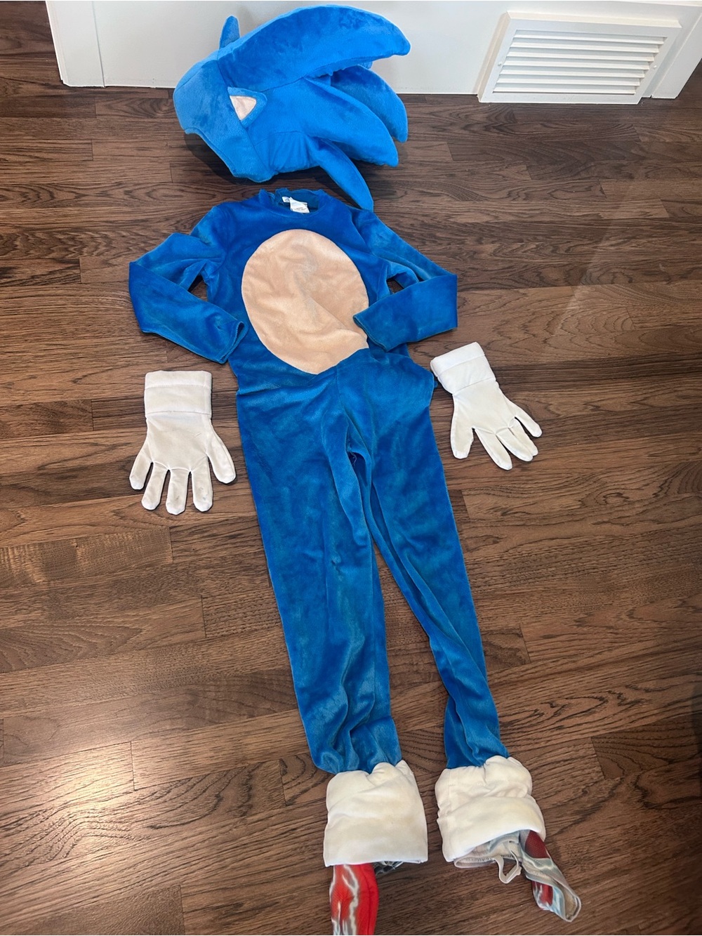 Sonic the Hedgehog Kids 7/8 Costume with Inflatable Head and White Gloves